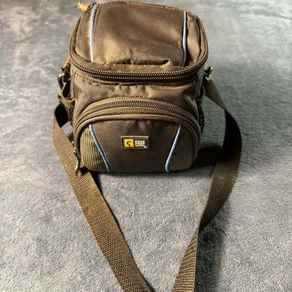 Kodak EasyShare DX6490 4.0 MP Digital Camera with Case Logic Case and Charger